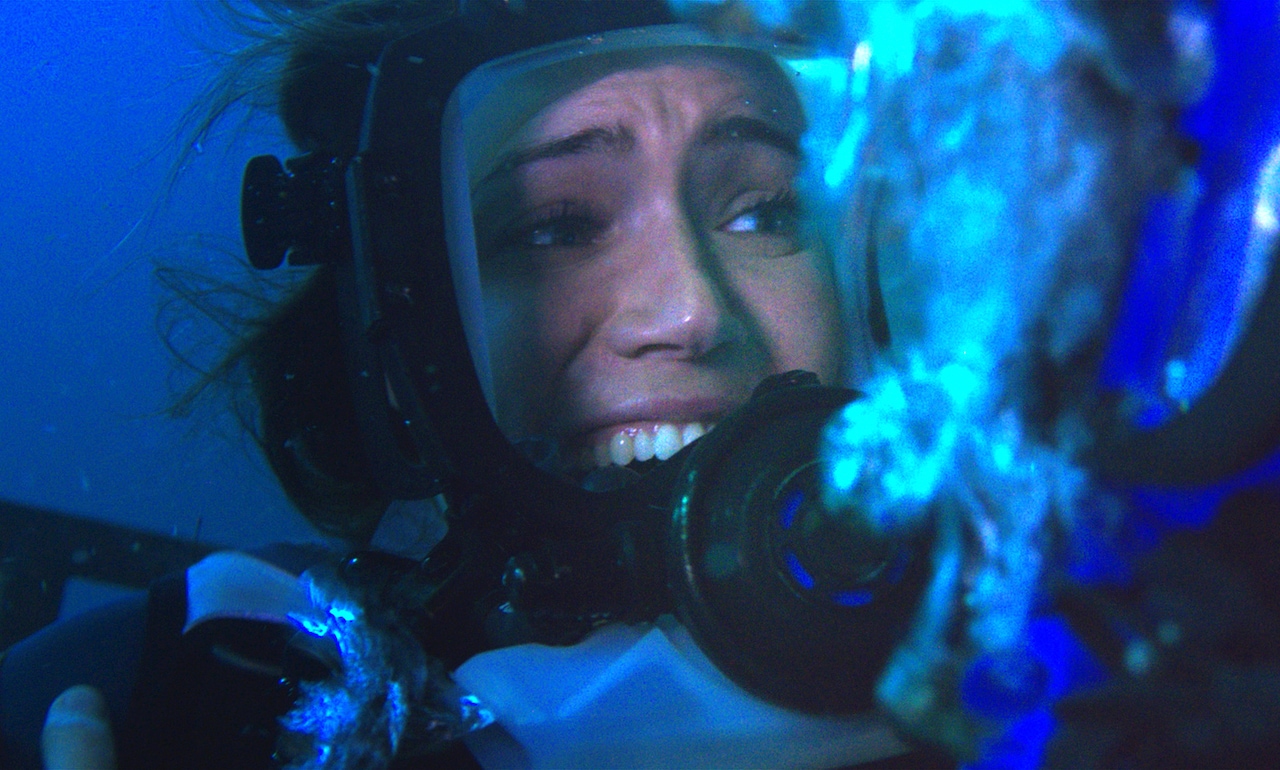 無線不通、酸素は残りわずか、そして人喰いサメ！海洋パニック「海底47m」予告