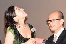 スクリーンに投影された写真を見上げる安藤サクラ（左）、降旗康男（右）。