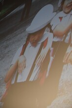 キョンシーポーズで変顔する5歳の安藤サクラの写真。