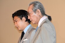 モニターの写真を見る柄本佑（左）、撮影の木村大作（右）。