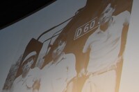 「裸の太陽」撮影現場にて撮影された、22歳の降旗康男（右）の写真。