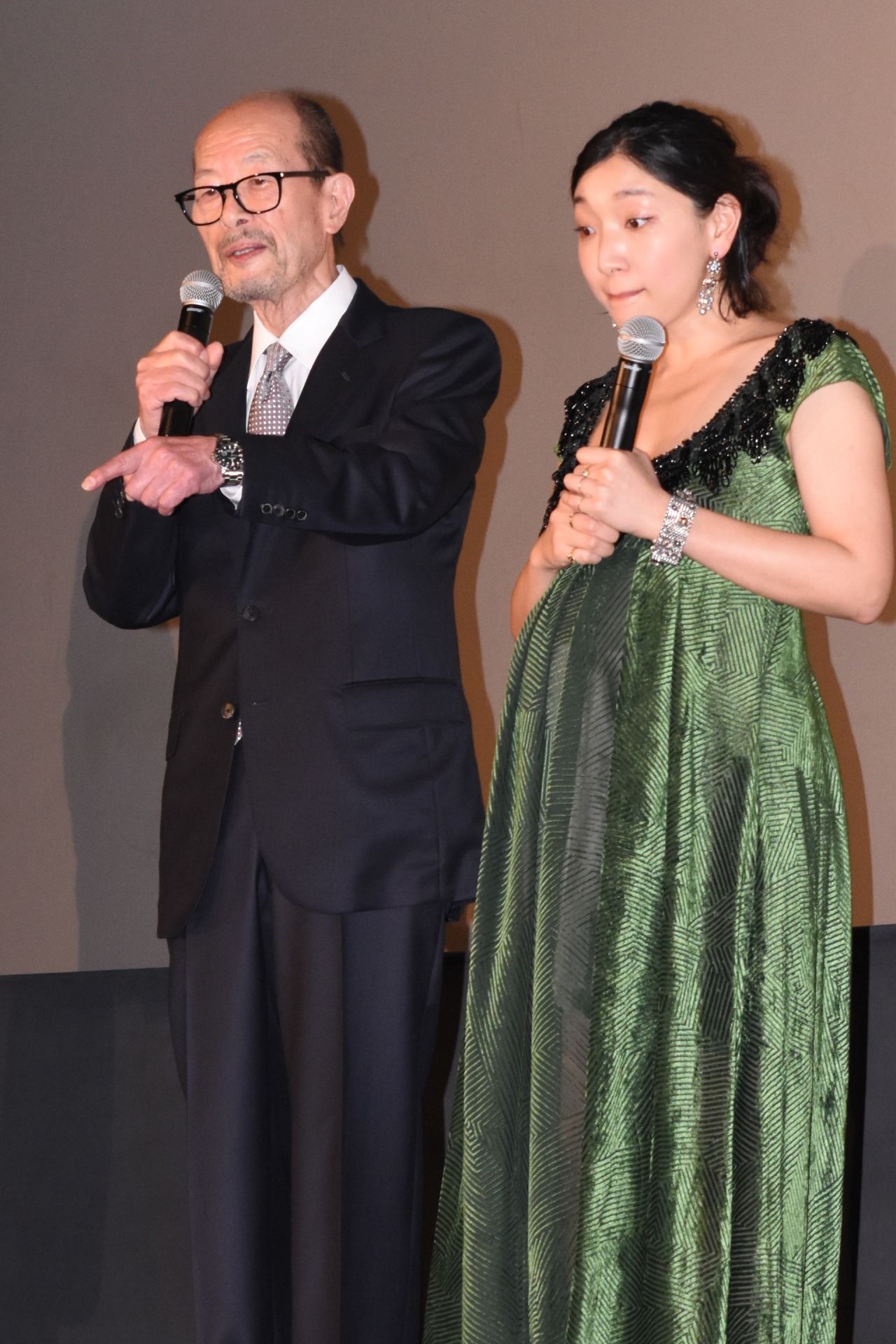 左から監督の降旗康男、安藤サクラ。
