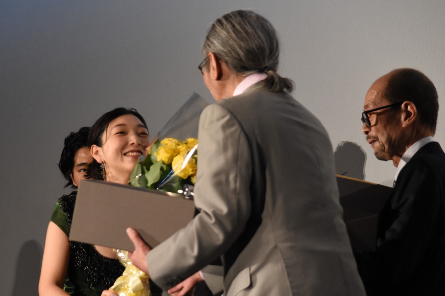 木村大作に花束を渡す安藤サクラ。