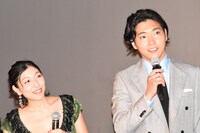 左から安藤サクラ、柄本佑。