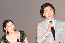 左から安藤サクラ、柄本佑。