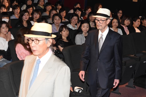 キャストにプレゼントされた帽子を被って歩く木村大作（左）、降旗康男（右）。