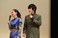 左から柳美稀、渡邉剣。