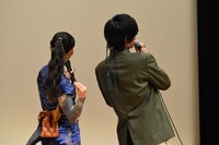 後ろ髪のアレンジを見せる柳美稀（左）と渡邉剣（右）。