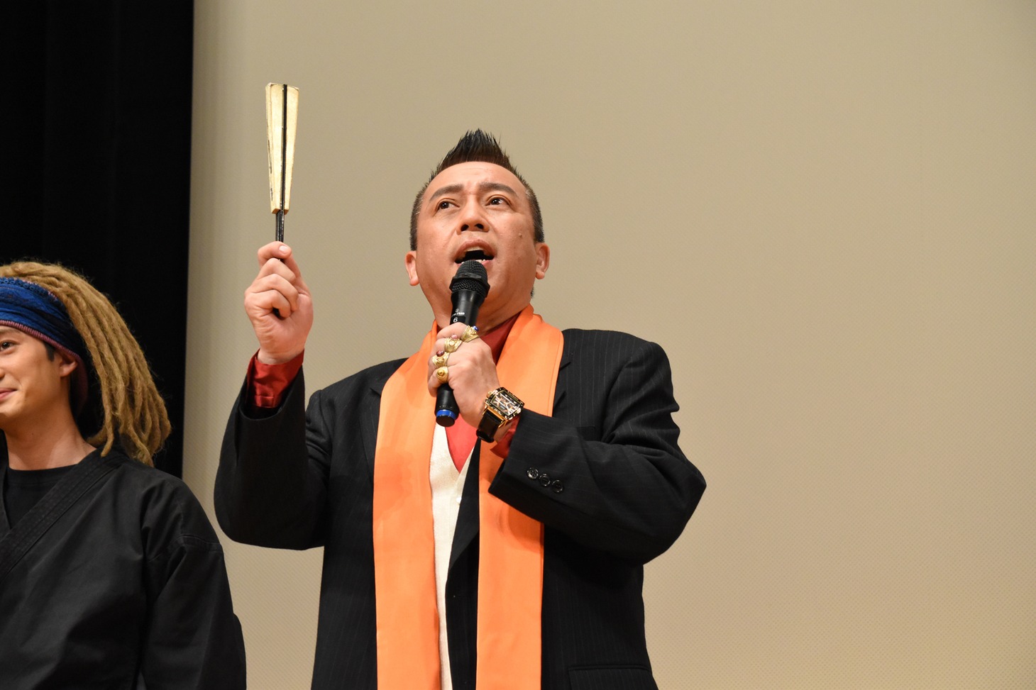 なぞかけを披露する林家たい平。