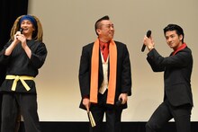 なぞかけを披露した林家たい平（中央）。