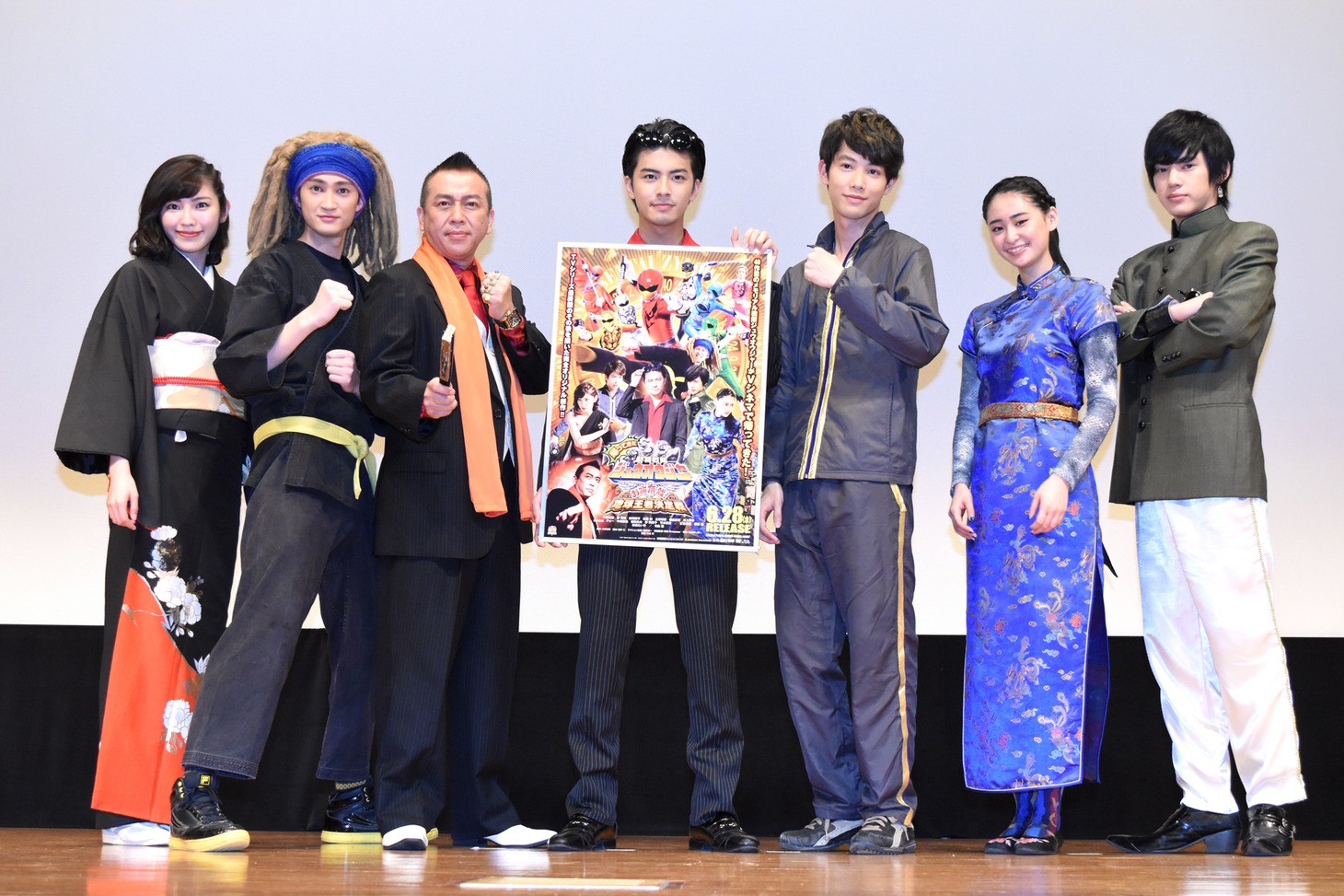 Vシネマ「帰ってきた動物戦隊ジュウオウジャー お命頂戴！地球王者決定戦」完成披露舞台挨拶の様子。