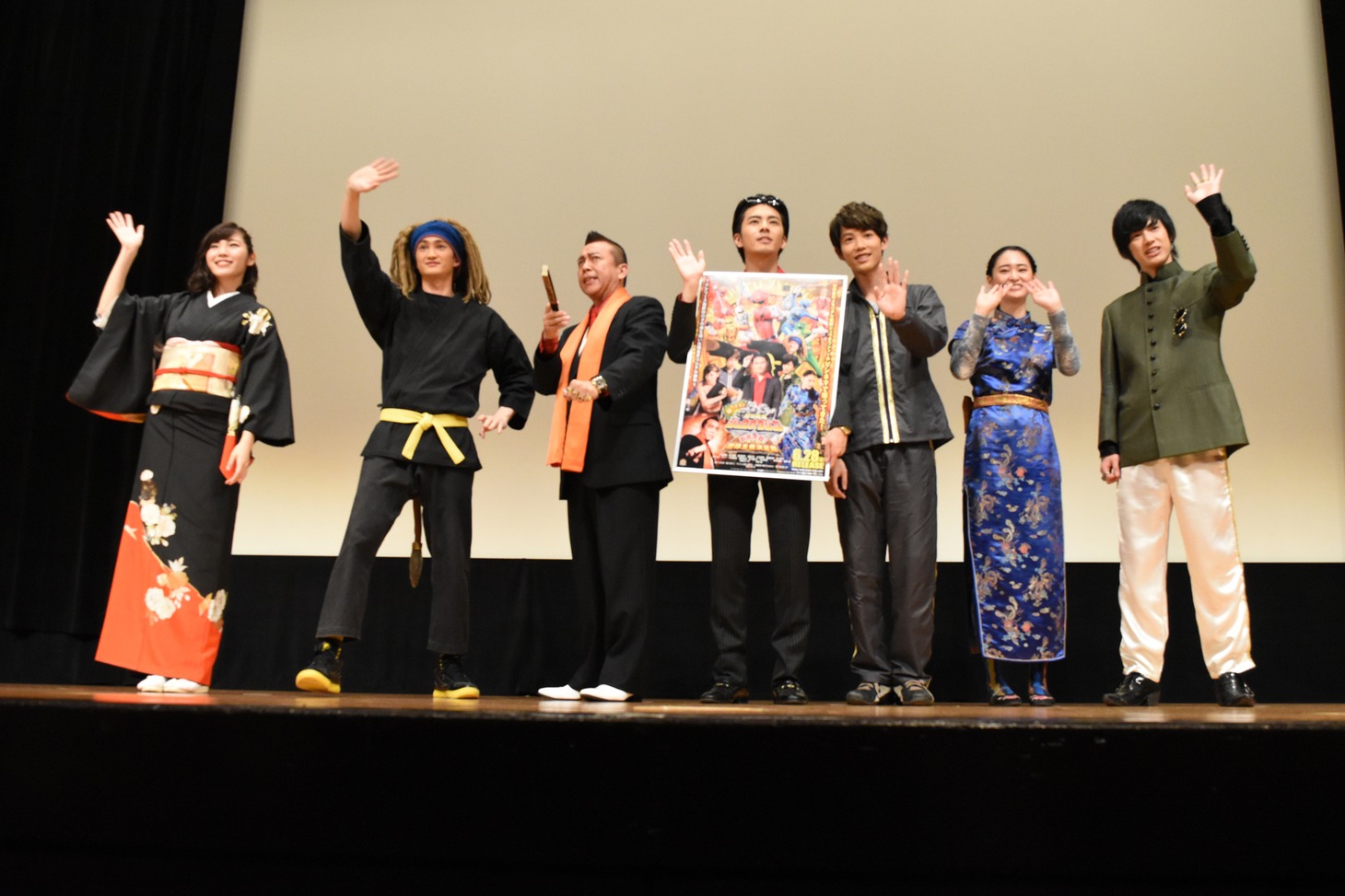 Vシネマ「帰ってきた動物戦隊ジュウオウジャー お命頂戴！地球王者決定戦」完成披露舞台挨拶の様子。