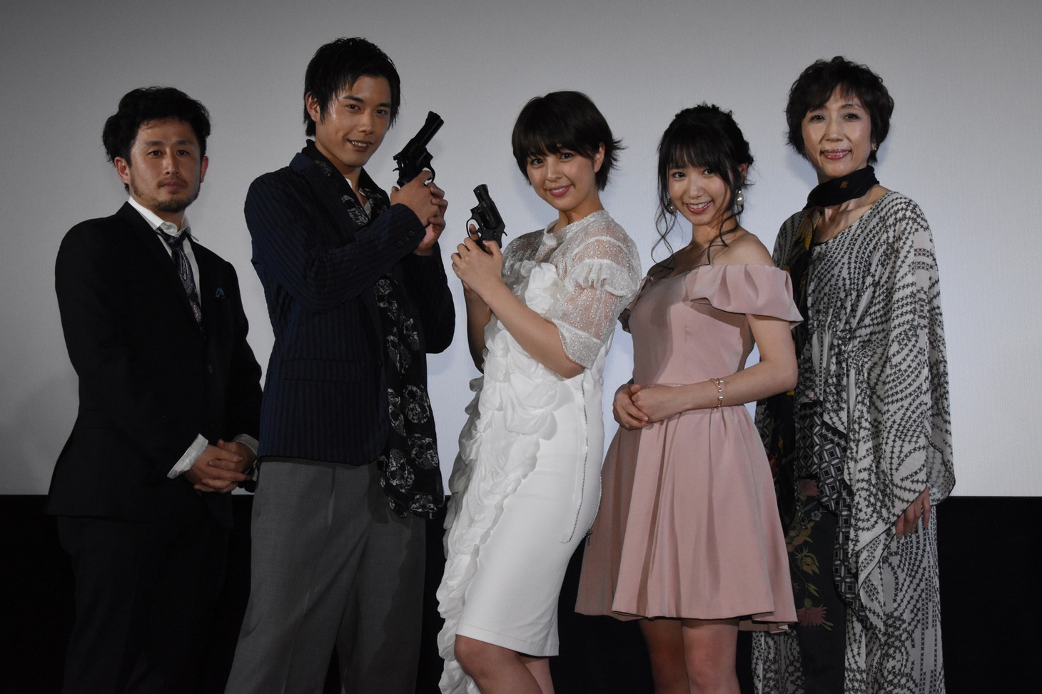「ヴァンパイア ナイト」初日舞台挨拶の様子。左から山嵜晋平、勇翔、柳ゆり菜、上野優華、山村美智。