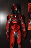 溝端淳平が撮影で着用したポリマースーツ。