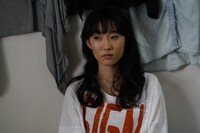 木下あかり演じる芳子。