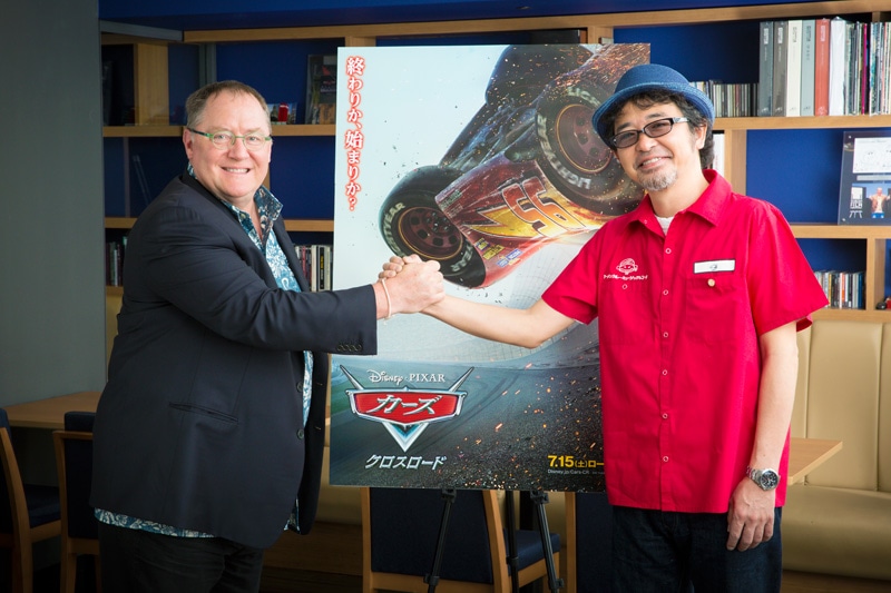 左から製作総指揮のジョン・ラセター、奥田民生。