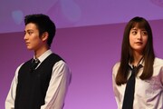 左から真剣佑、山本美月。
