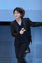 ポーズを取る及川光博。