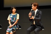 左から黒島結菜、野村周平。