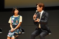 左から黒島結菜、野村周平。