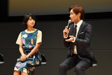 左から黒島結菜、野村周平。
