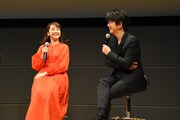 左から平祐奈、及川光博。
