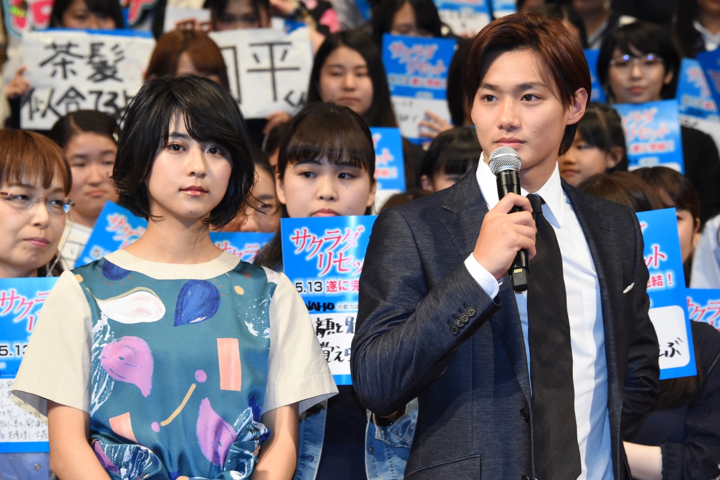 左から黒島結菜、野村周平。