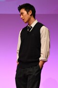 伊野尾慧に壁ドンする直前の気合いの入った真剣佑。