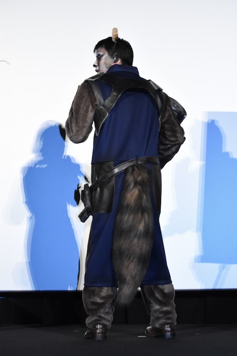 しっぽを見せる極楽とんぼ加藤。