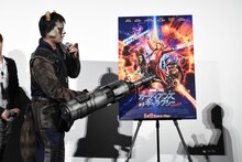 ポスタービジュアルを再現しようとする加藤浩次。