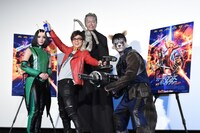 ポスタービジュアルを再現する登壇者たち。