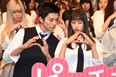 真剣佑（左）にピーチマークを教える山本美月（右）。