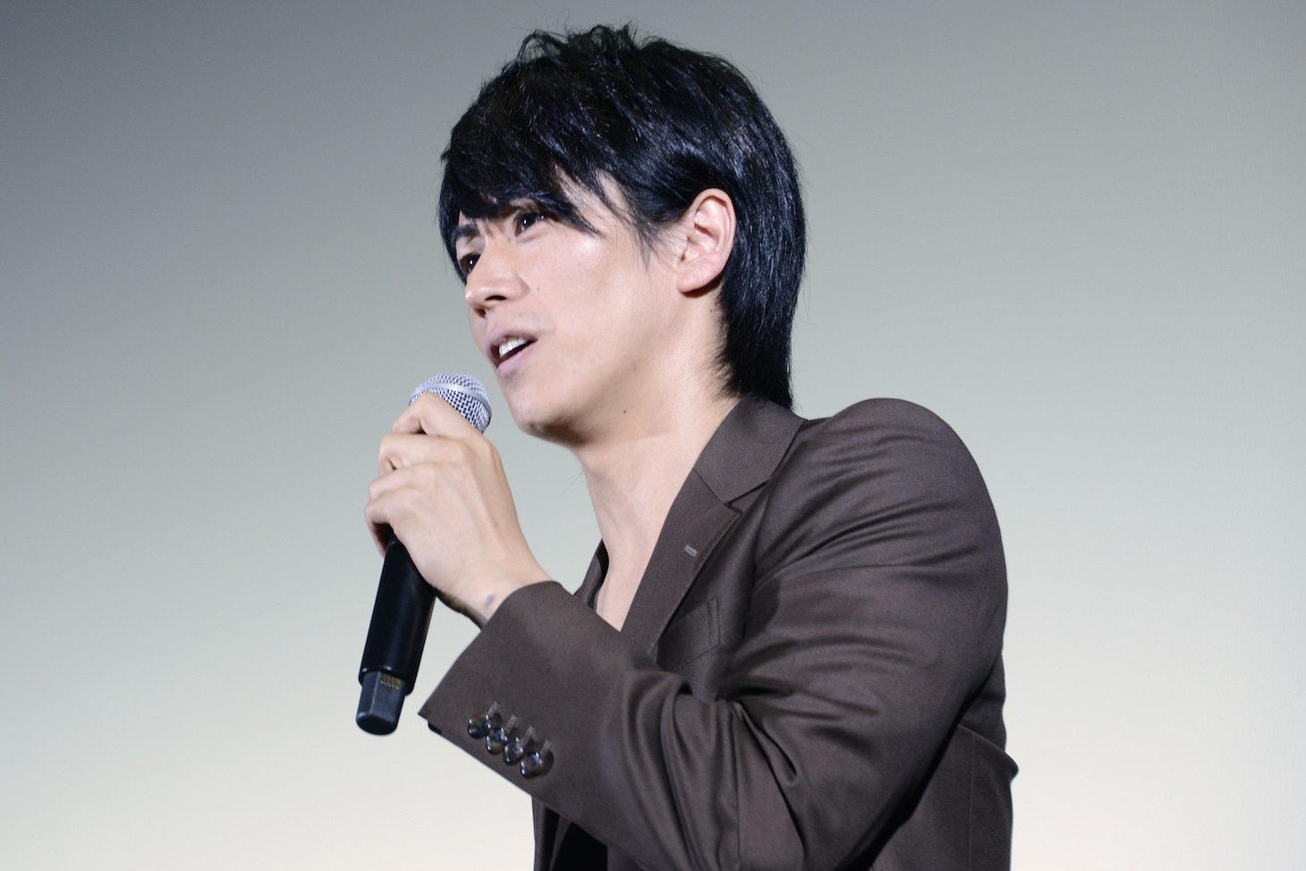 観客の悩みに対し、「そんなんで悩んでんじゃねーよ！」と“ラブ風”に一喝する廣瀬智紀。