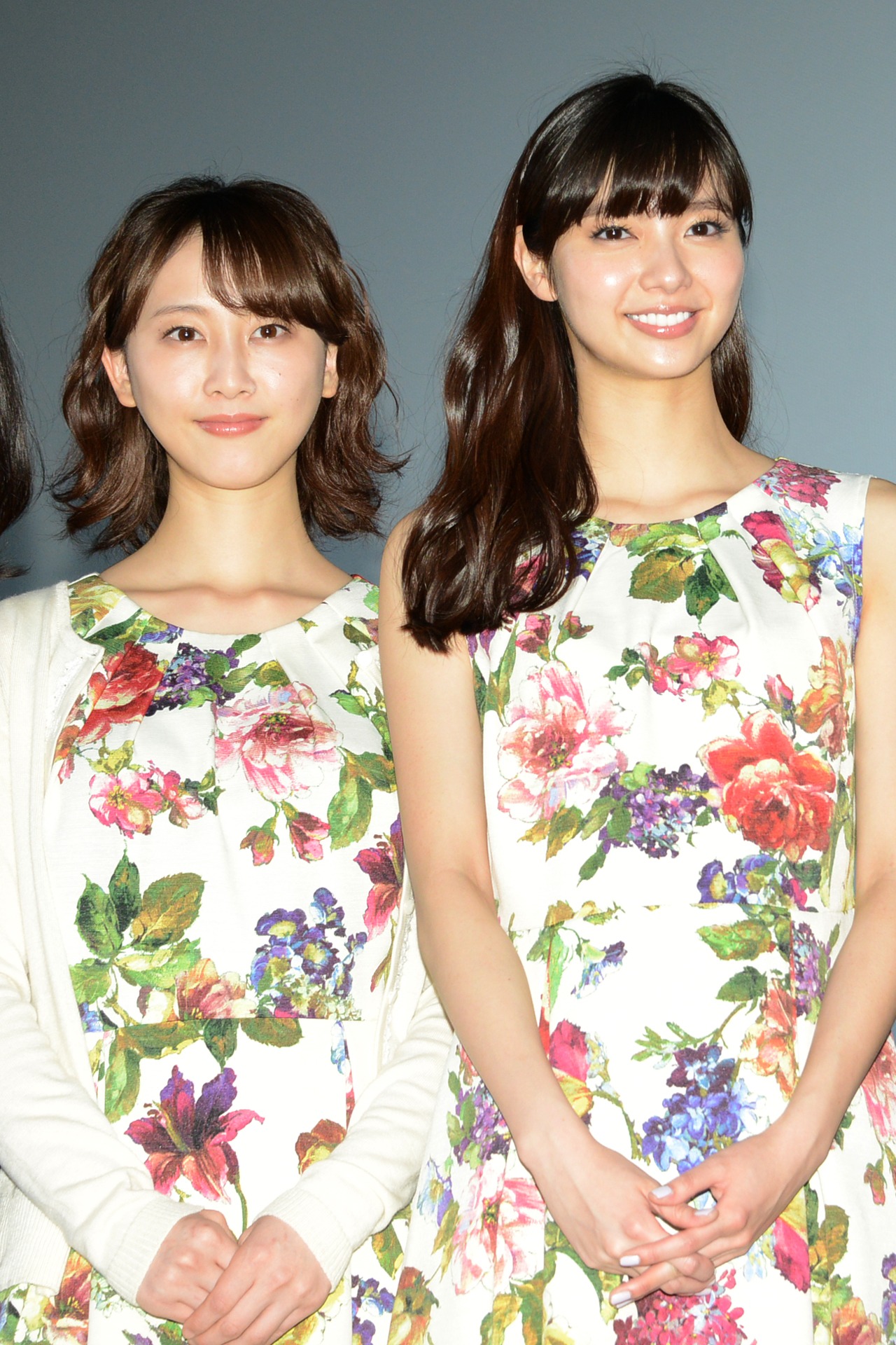 左から松井玲奈、新川優愛。