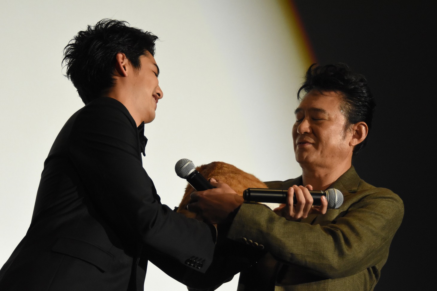 船越英一郎に金時を受け渡す大野拓朗。