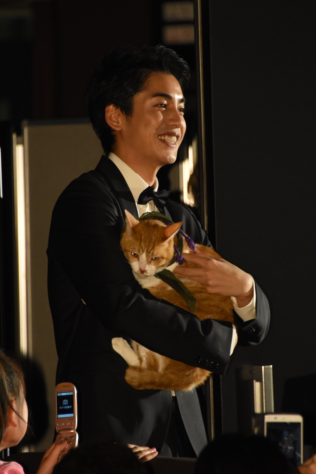 会場をあとにする大野拓朗と金時。