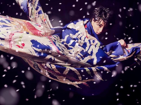 高杉真宙セカンド写真集「20/7」より。20歳の妖かしをテーマとした「Ayakashi」。（撮影：TAKAKI_KUMADA）