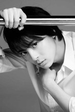 高杉真宙セカンド写真集「20/7」より。20歳の始まりをテーマとした「Start」。（撮影：小松陽祐）