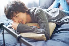 高杉真宙セカンド写真集「20/7」より。20歳のオンとオフをテーマとした「ON & OFF」。（撮影：藤本礼奈）