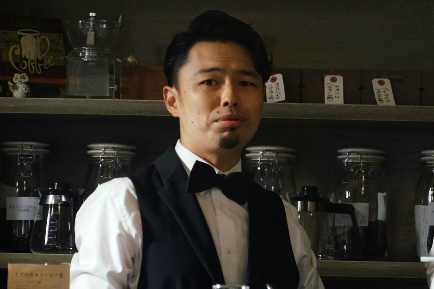 浜野謙太演じる古間円児。