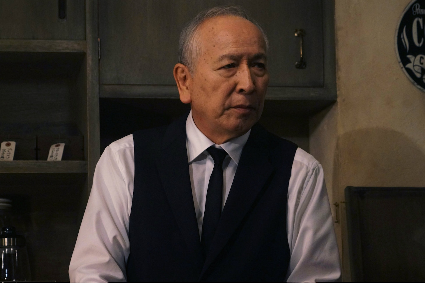 村井國夫演じる芳村功善。