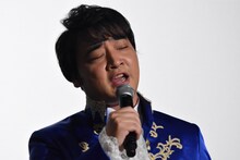 楽曲「美女と野獣」を歌う斉藤慎二（ジャングルポケット）。