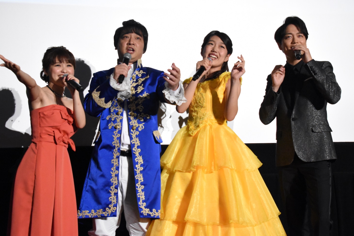 「美女と野獣」イベントの様子。左から昆夏美、ジャングルポケット斉藤、横澤夏子、山崎育三郎。