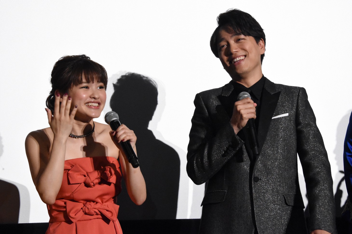 左から昆夏美、山崎育三郎。