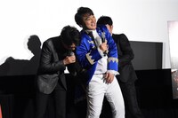 斉藤慎二（ジャングルポケット）の衣装の着方にツッコミを入れる山崎育三郎と藤井隆。