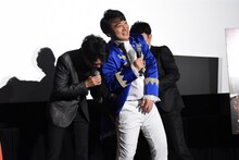 斉藤慎二（ジャングルポケット）の衣装の着方にツッコミを入れる山崎育三郎と藤井隆。