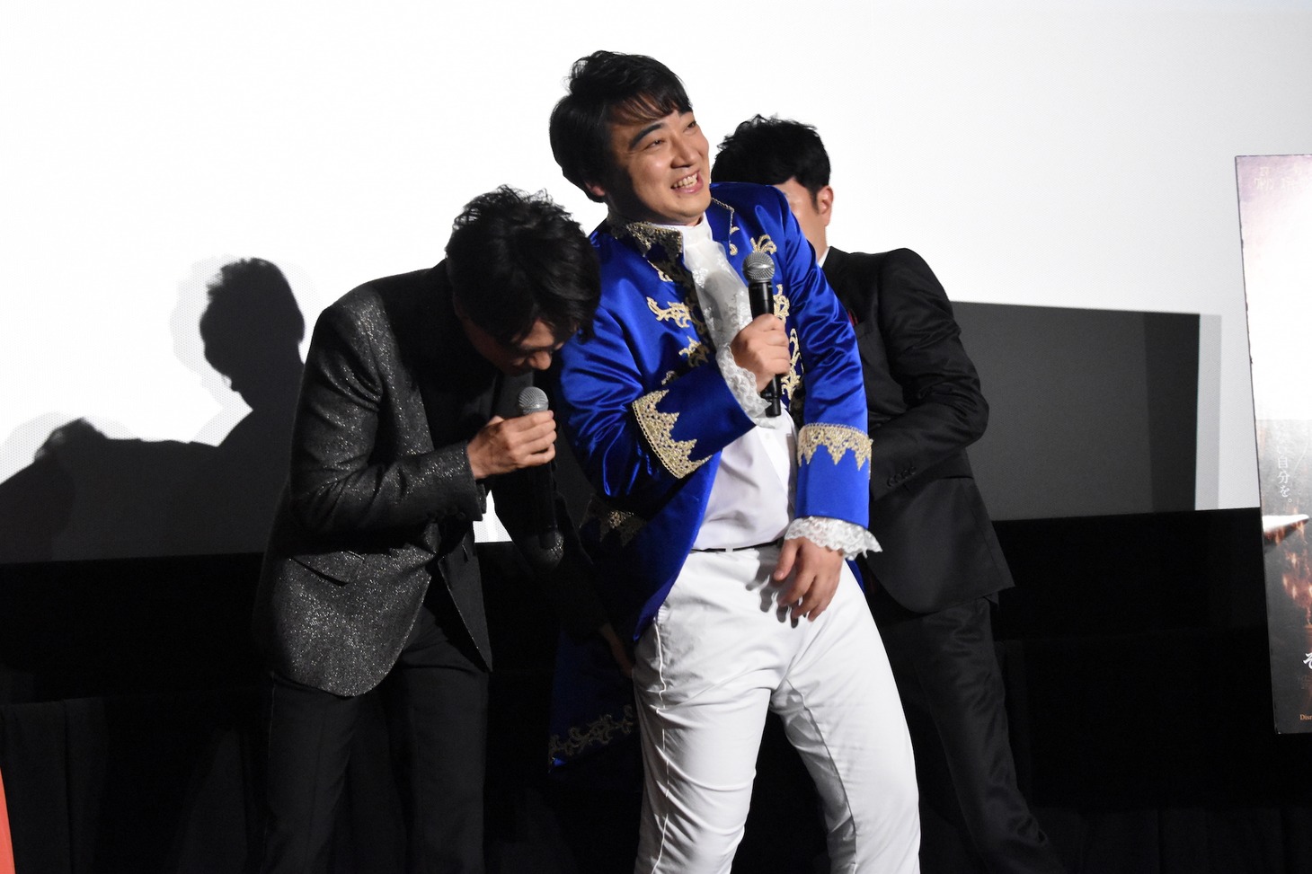 斉藤慎二（ジャングルポケット）の衣装の着方にツッコミを入れる山崎育三郎と藤井隆。