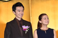 左から長谷川博己、尾野真千子。