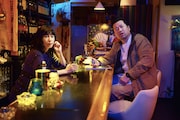 「ポンチョに夜明けの風はらませて」より、左から西田尚美、佐藤二朗。
