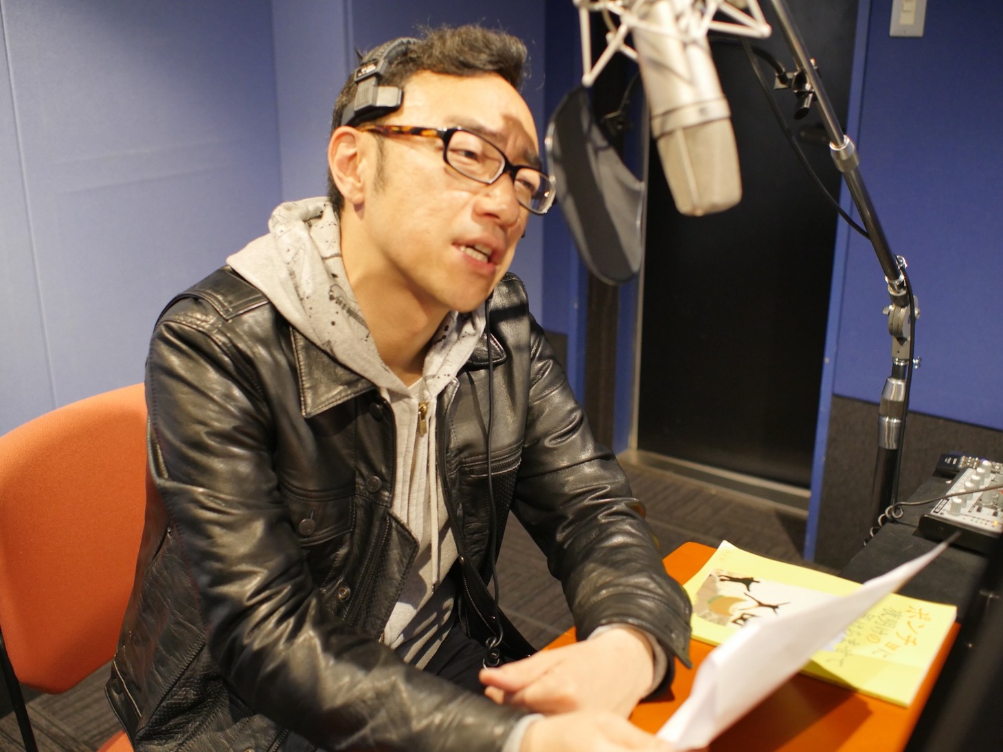 「ポンチョに夜明けの風はらませて」に声の出演をする角田晃広。